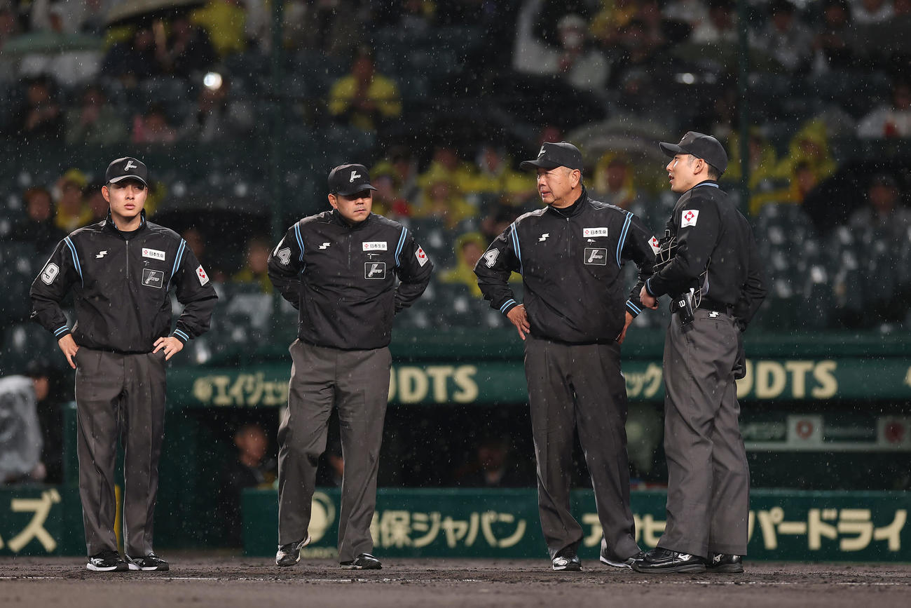 阪神対ヤクルト　グラウンドに出て協議する審判団（撮影・前田充）