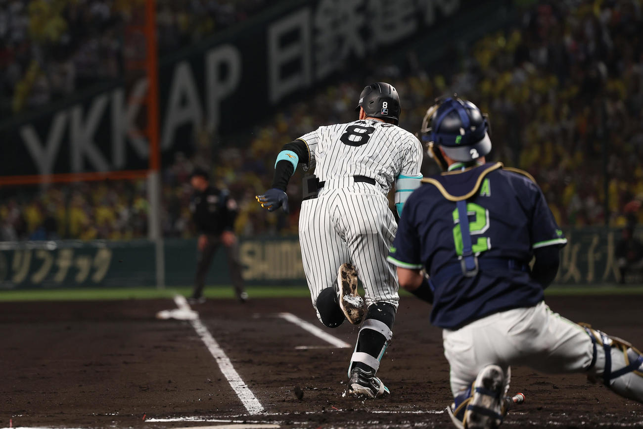 阪神対ヤクルト　1回裏阪神2死、右前打を放つ佐藤輝（撮影・前田充）
