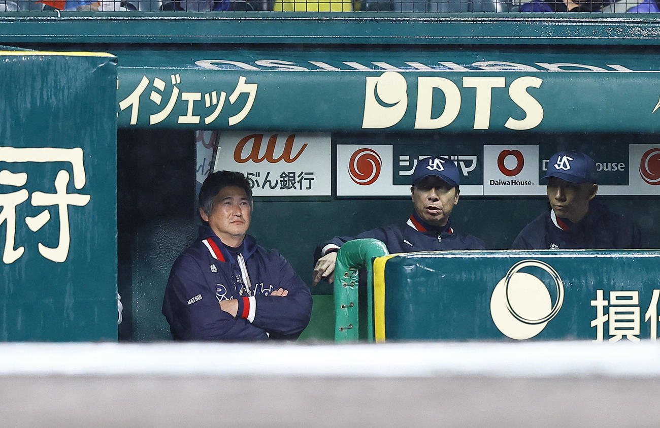 阪神対ヤクルト　3回、降雨中断で試合再開を待つヤクルト高津監督（中央）（撮影・藤尾明華）
