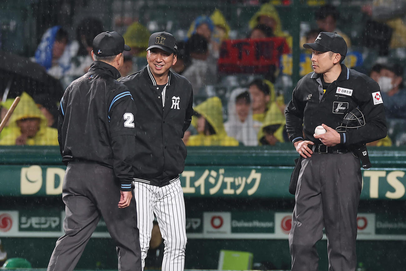 阪神対ヤクルト　グラウンドの状態を確認する阪神藤川監督（中央）（撮影・前田充）
