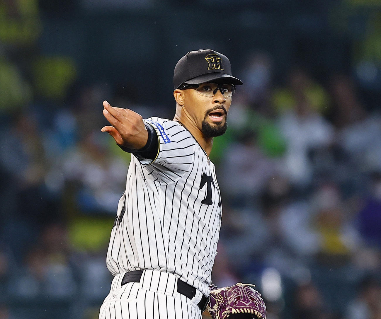 阪神対ヤクルト　1回表ヤクルト1死一塁、サンタナを遊ゴロに打ち取り、野手に声をかけるデュプランティエ（撮影・藤尾明華）