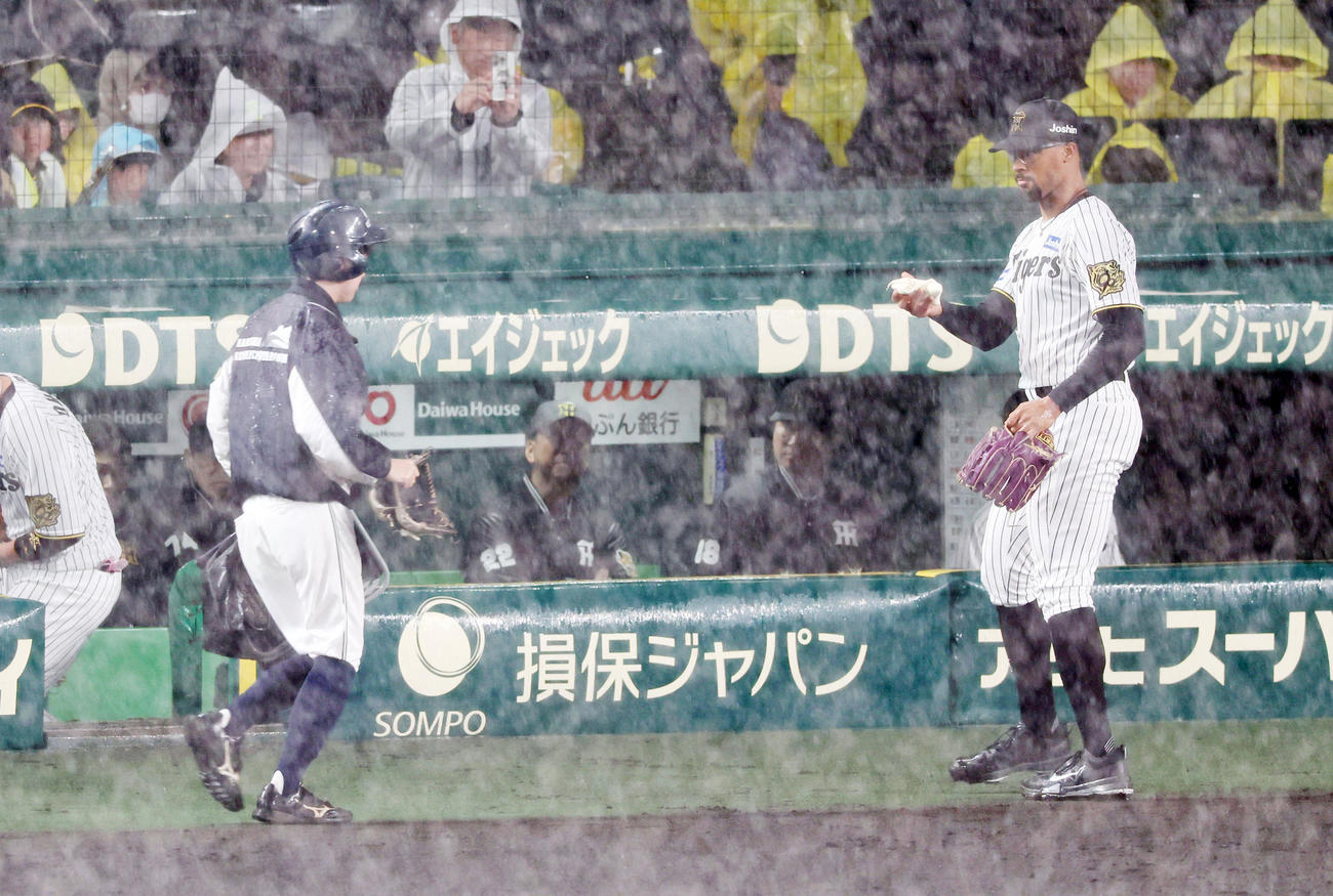 阪神対ヤクルト　ノーゲームとなりベンチへ引き揚げるデュプランティエ。中央は藤川監督（撮影・加藤哉）