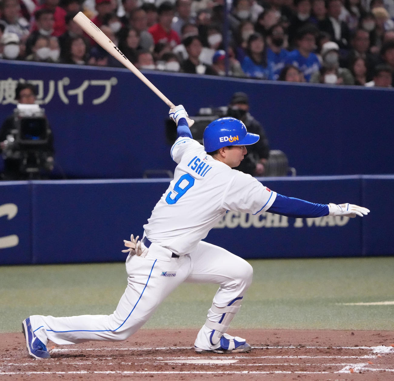 中日対広島　5回裏中日2死一、三塁、プロ初安打となる左前適時打を放つ石伊（撮影・森本幸一）