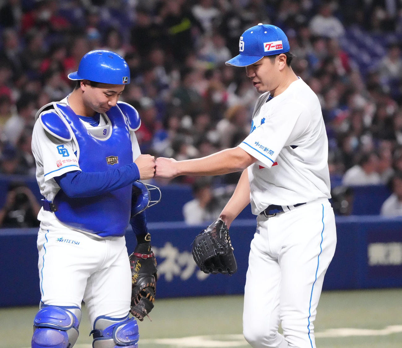 中日対広島　3回表終了、大野（右）は石伊とタッチを交わしベンチへ戻る（撮影・森本幸一）