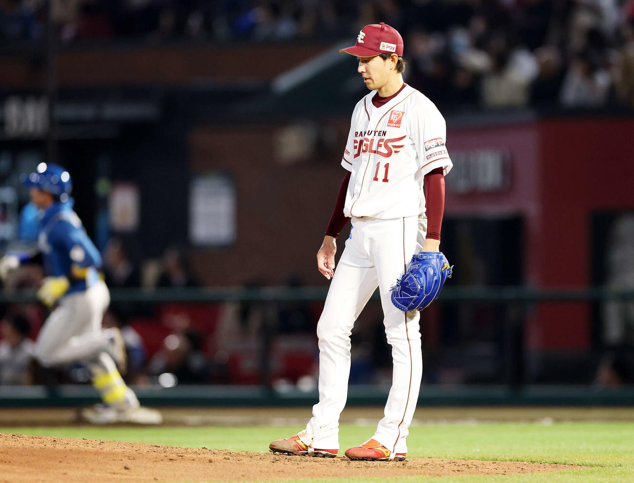 楽天対日本ハム　3回表日本ハム2死一、二塁、水野（左）に右越え3点本塁打を放たれ悔しそうな表情を見せる先発岸（撮影・鈴木正人）　