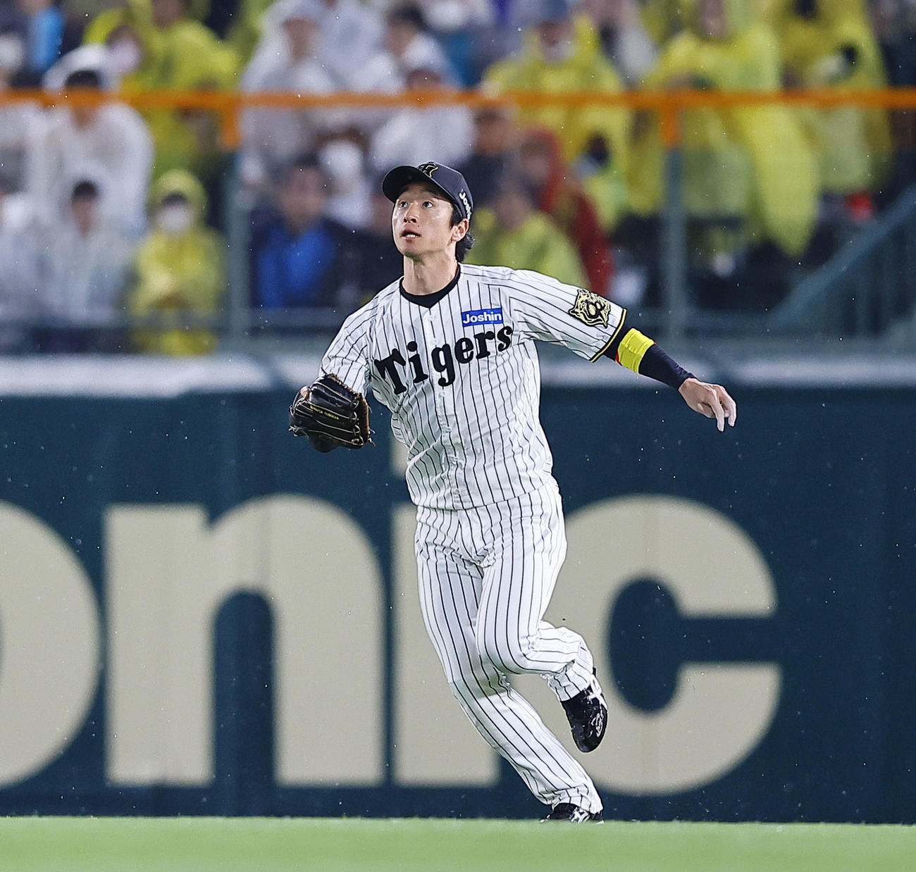 阪神対ヤクルト　2回表ヤクルト無死一塁、山田の中飛を追う近本（撮影・藤尾明華）