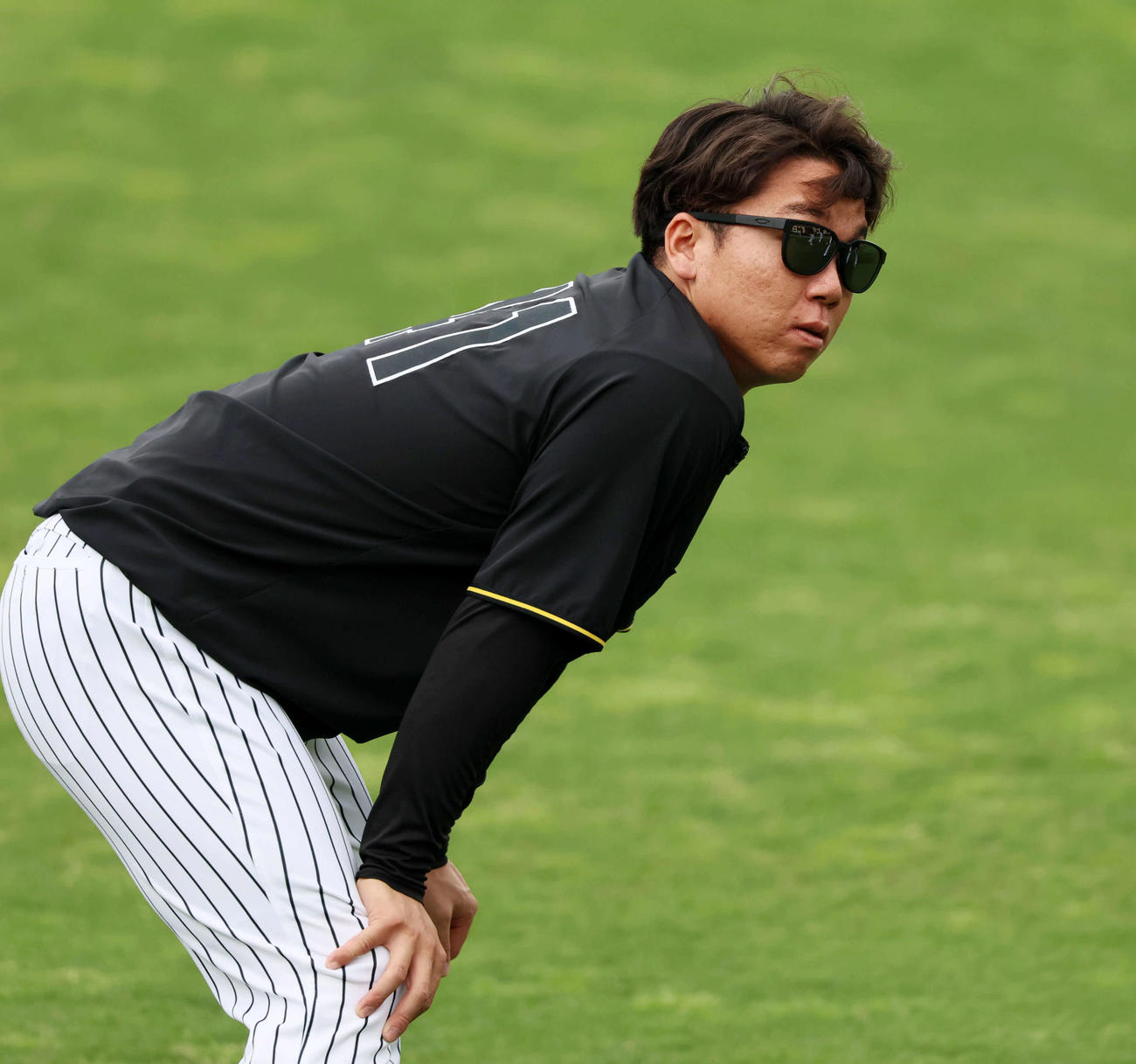 阪神対ヤクルト　外野をランニングする村上（撮影・加藤哉）