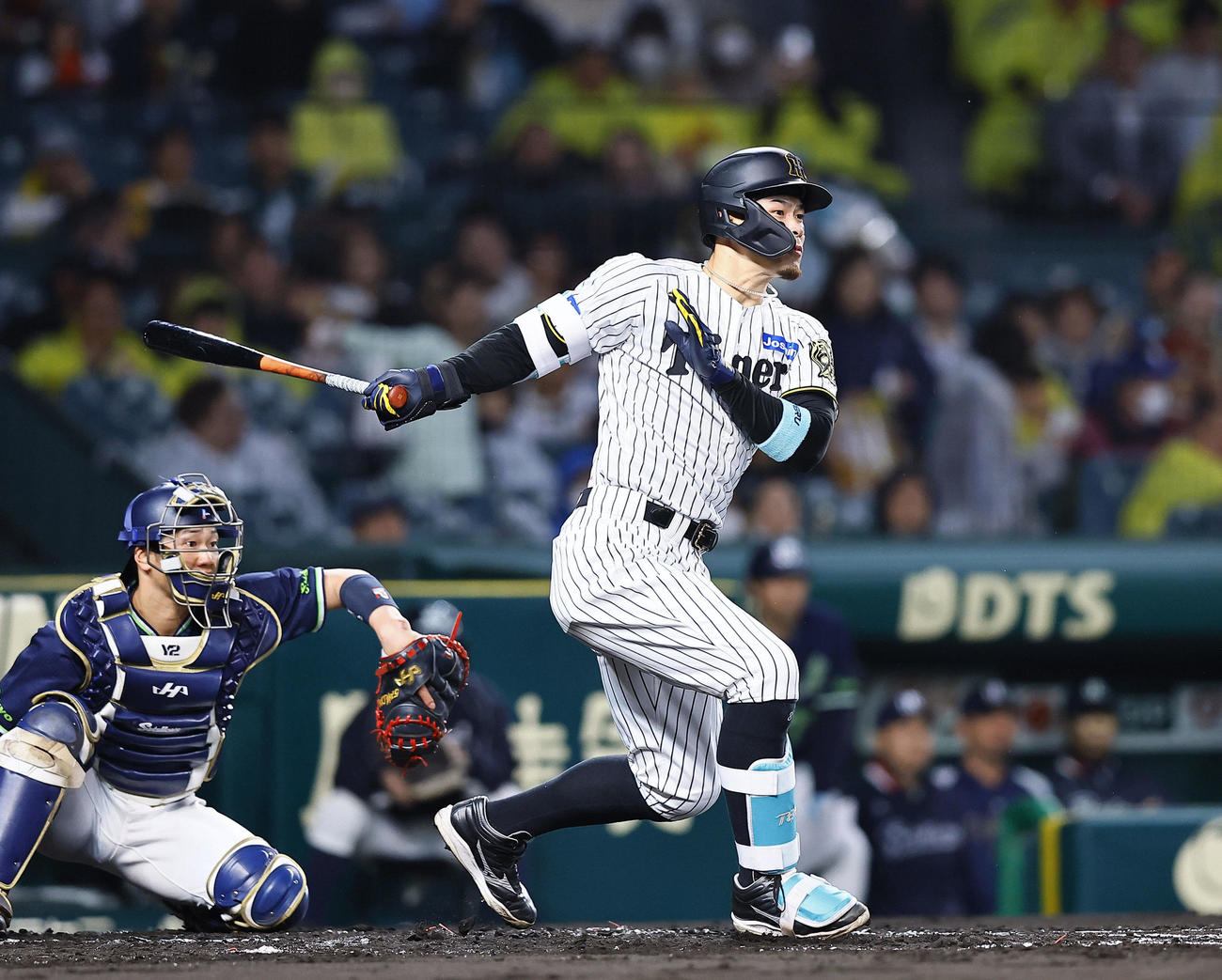 阪神対ヤクルト　1回裏阪神2死、佐藤輝は右前打を放つ（撮影・藤尾明華）