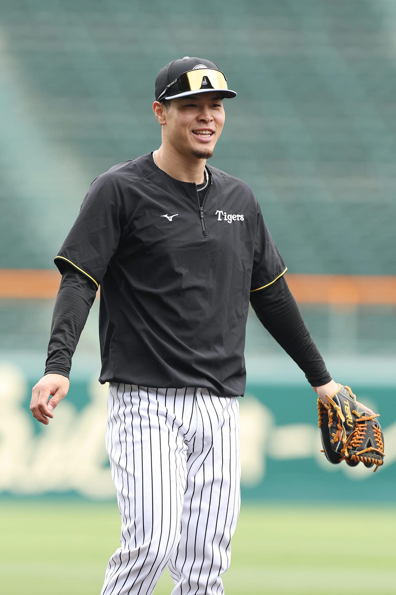 阪神対ヤクルト　試合前練習で笑顔を見せる阪神佐藤輝（撮影・前田充）