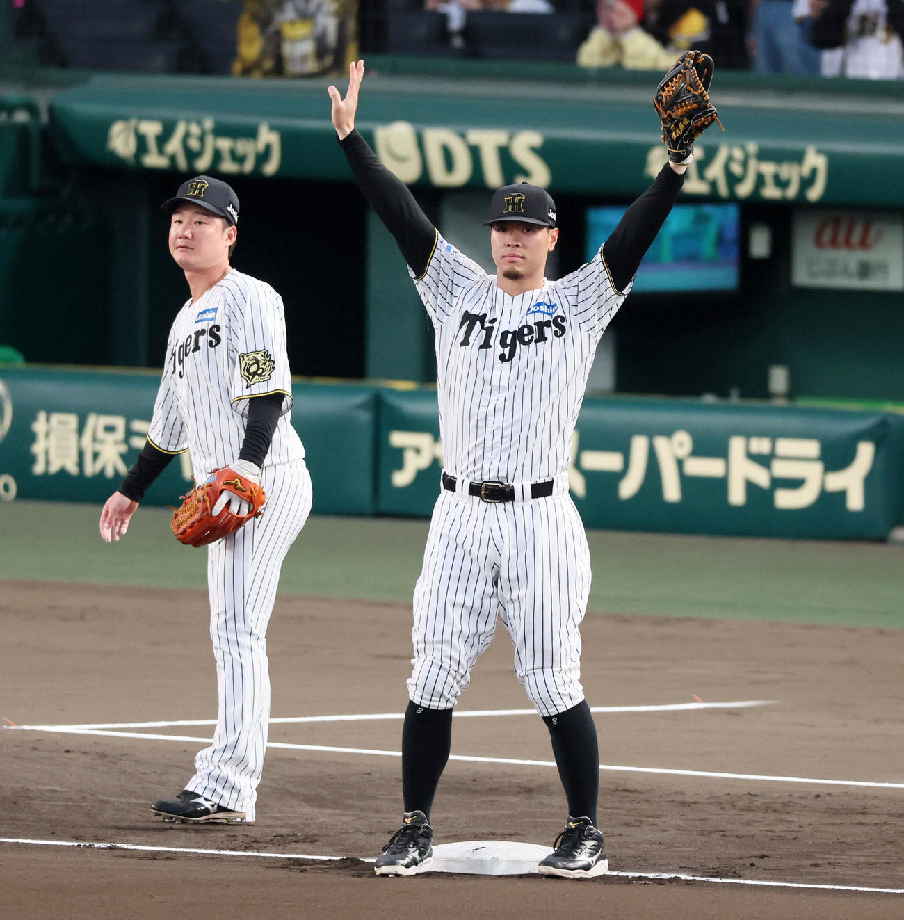 阪神対ヤクルト　シートノックを受ける佐藤輝。左は渡辺（撮影・加藤哉）