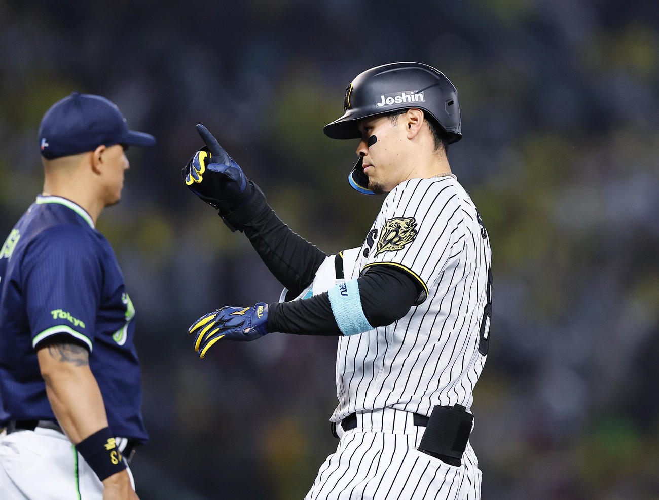 阪神対ヤクルト　1回裏阪神2死、佐藤輝は右前打を放ちポーズをとる（撮影・藤尾明華）