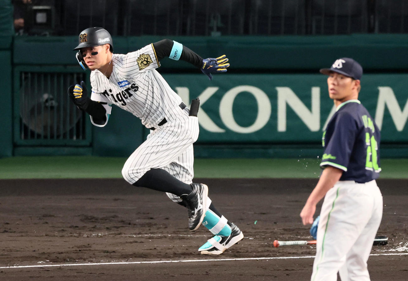 阪神対ヤクルト　1回裏阪神2死、佐藤輝は右前打を放つ。投手山野（撮影・加藤哉）