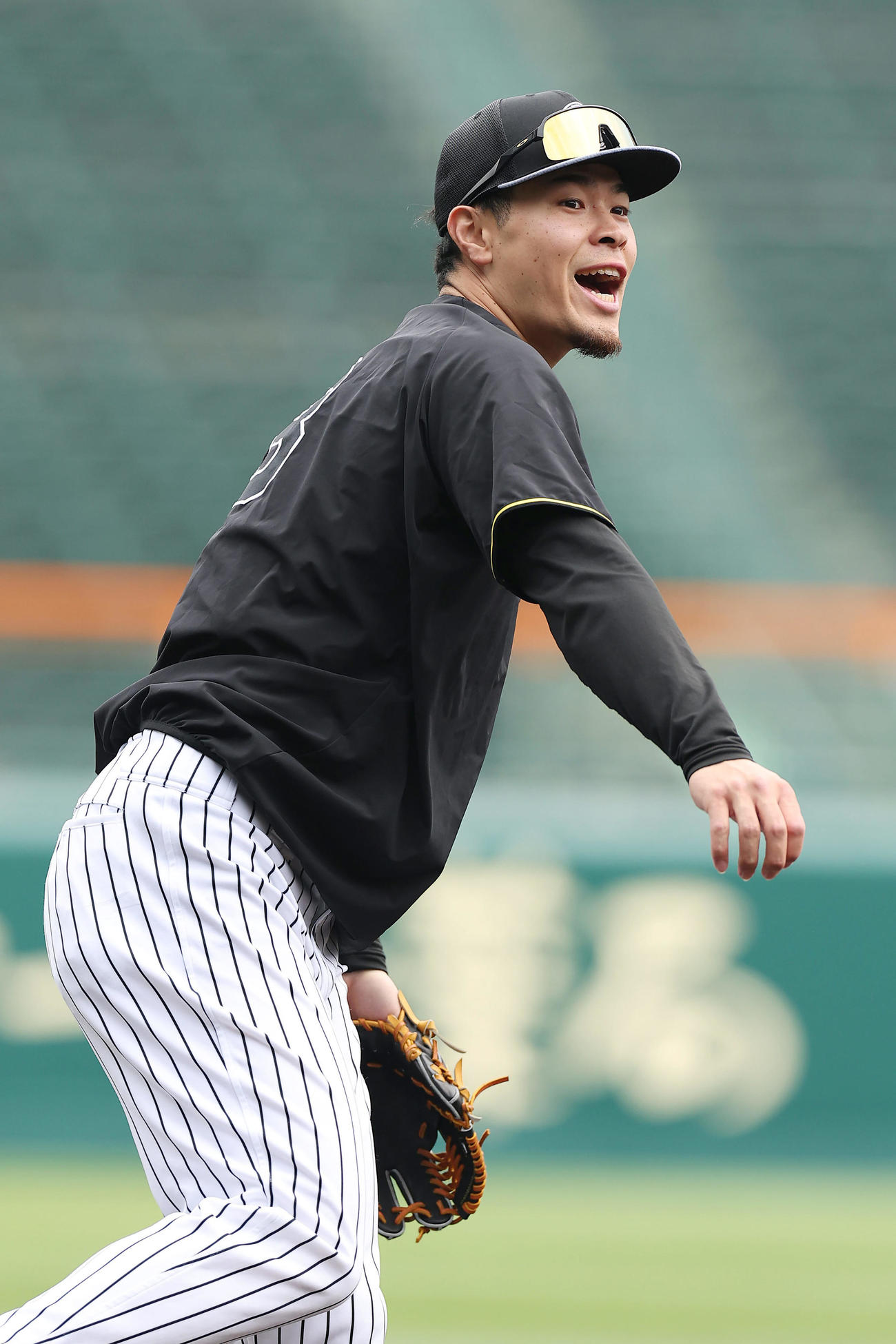 阪神対ヤクルト　試合前練習でノックを受ける阪神佐藤輝（撮影・前田充）