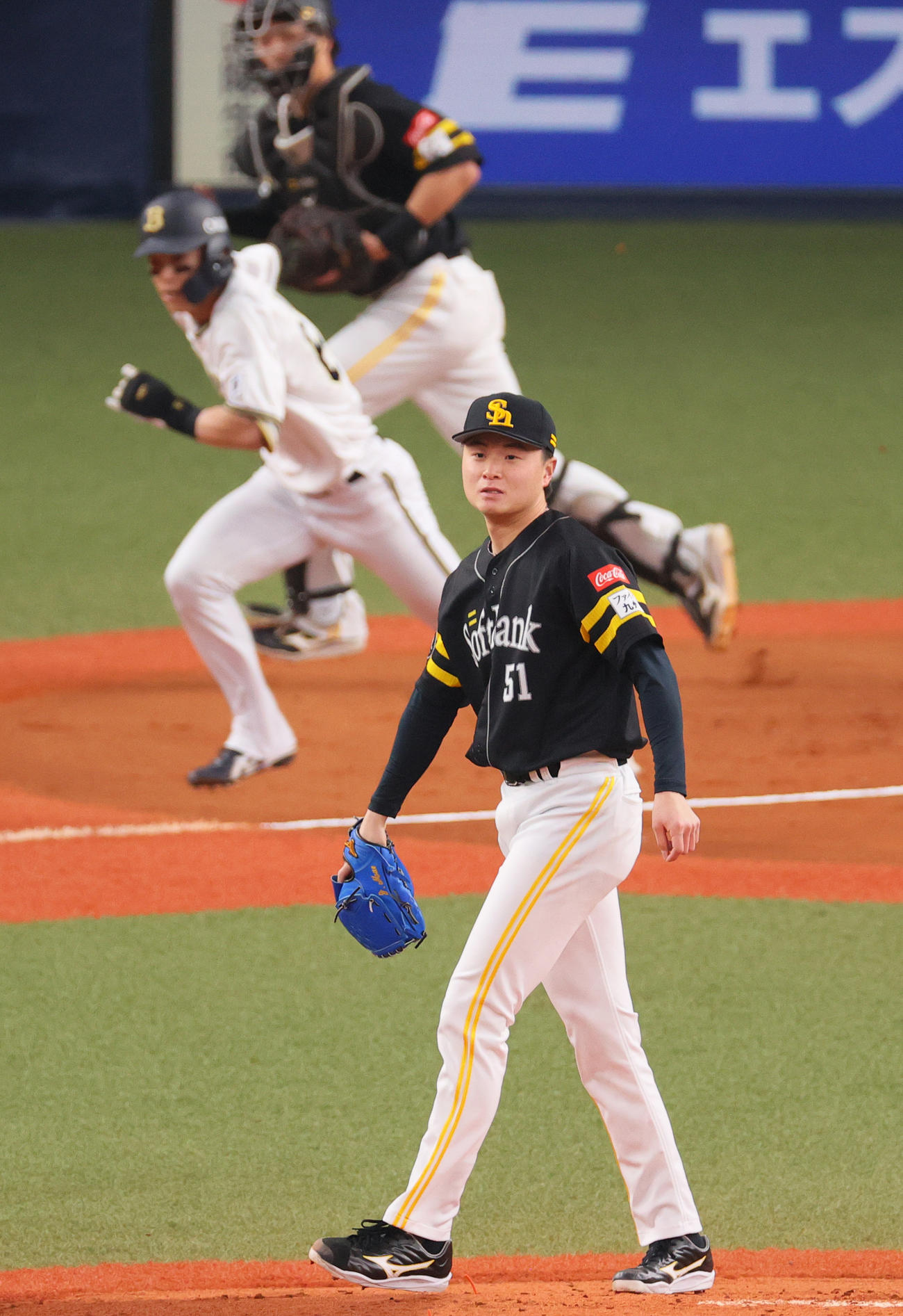 オリックス対ソフトバンク　1回裏オリックス無死、前田純（手前）は中川を二ゴロに仕留める（撮影・上山淳一）