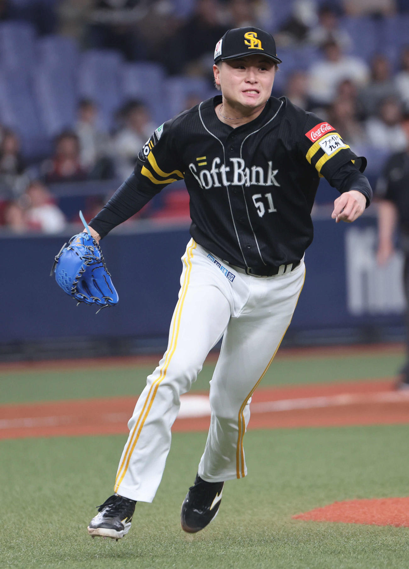 オリックス対ソフトバンク　3回裏オリックス無死一塁、前田純はバントの打球に対し一塁手に指示を出す（撮影・西尾就之）