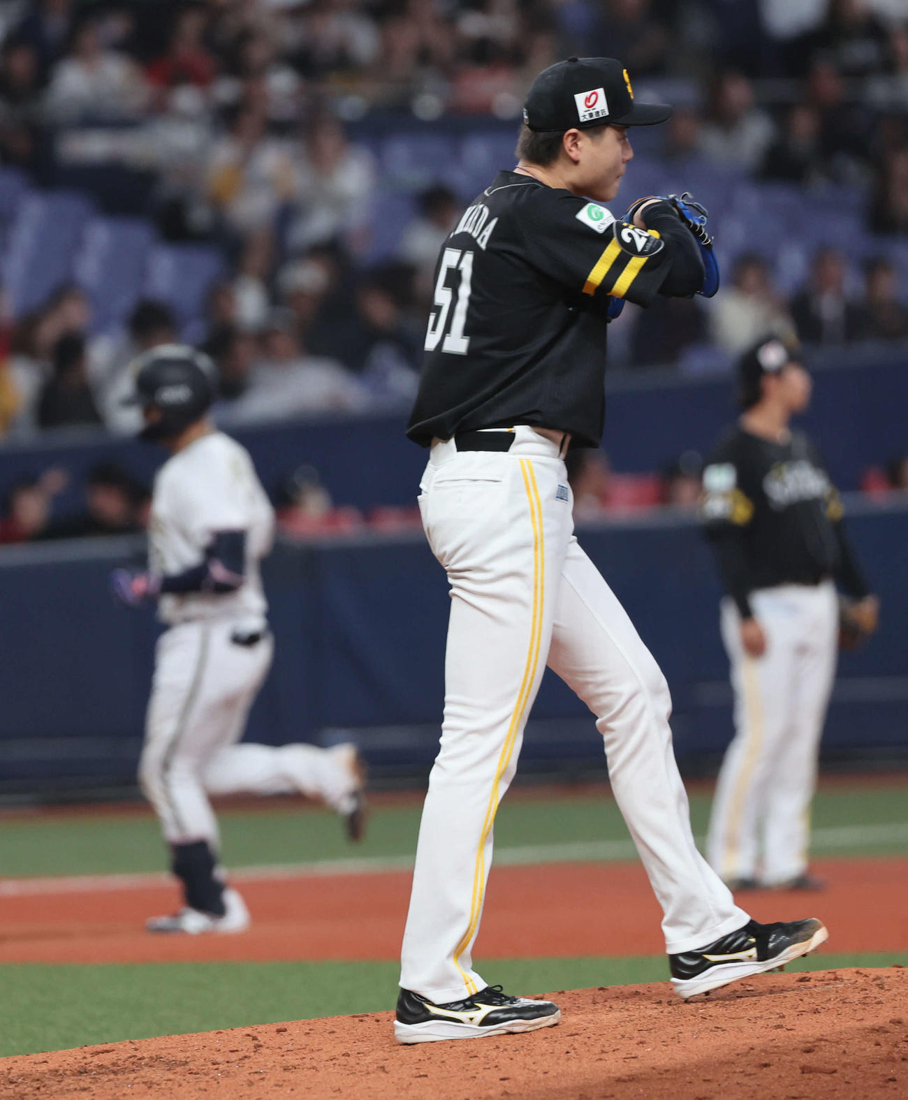 オリックス対ソフトバンク　5回裏オリックス無死、若月（左）に本塁打を許した前田純（撮影・西尾就之）