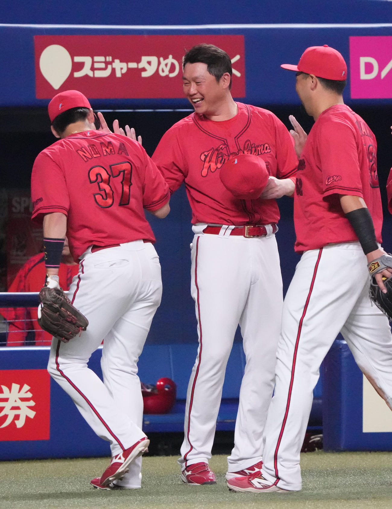 中日対広島　試合終了、新井監督（中央）は野間らナインを笑顔で迎える（撮影・森本幸一）