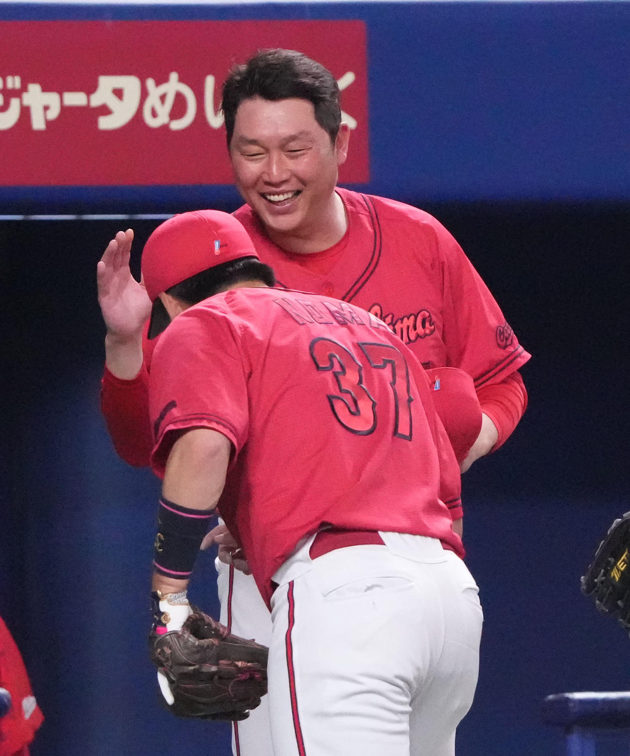中日対広島　試合終了、新井監督（右）は野間を笑顔で迎える（撮影・森本幸一）