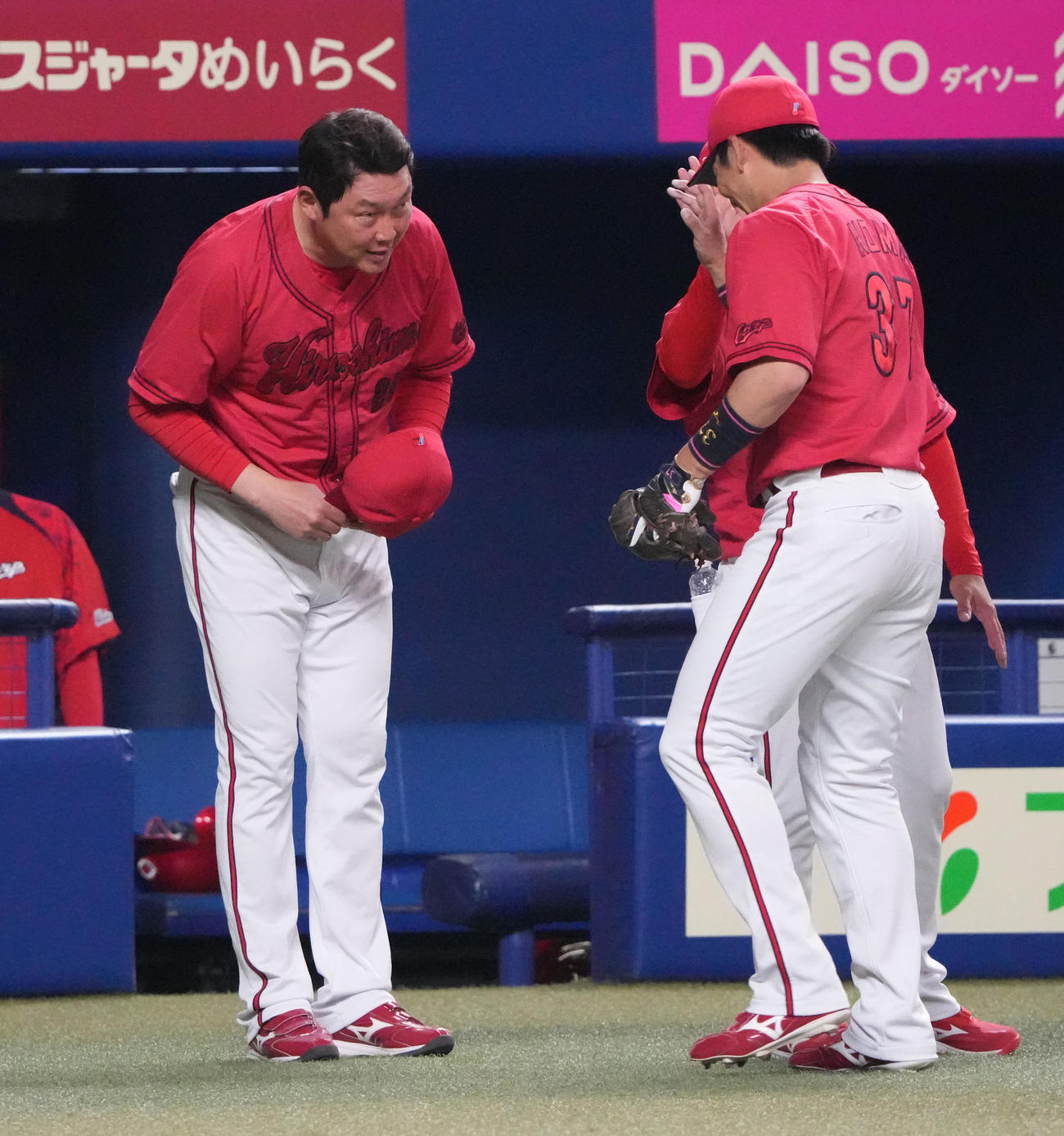 中日対広島　試合終了、新井監督（左）は野間にお辞儀をして迎える（撮影・森本幸一）