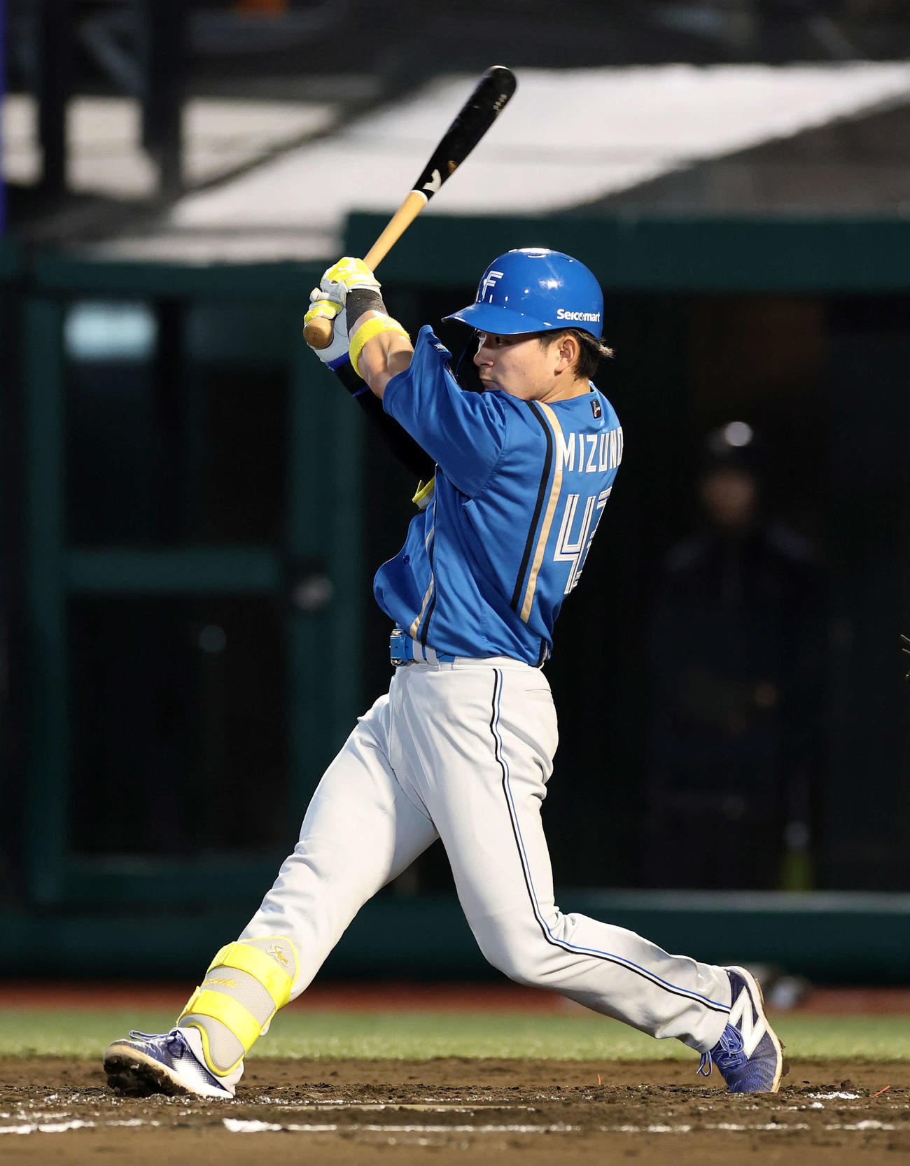 楽天対日本ハム　7回表日本ハム2死一、二塁、水野は右前適時打を放つ（撮影・鈴木正人）　