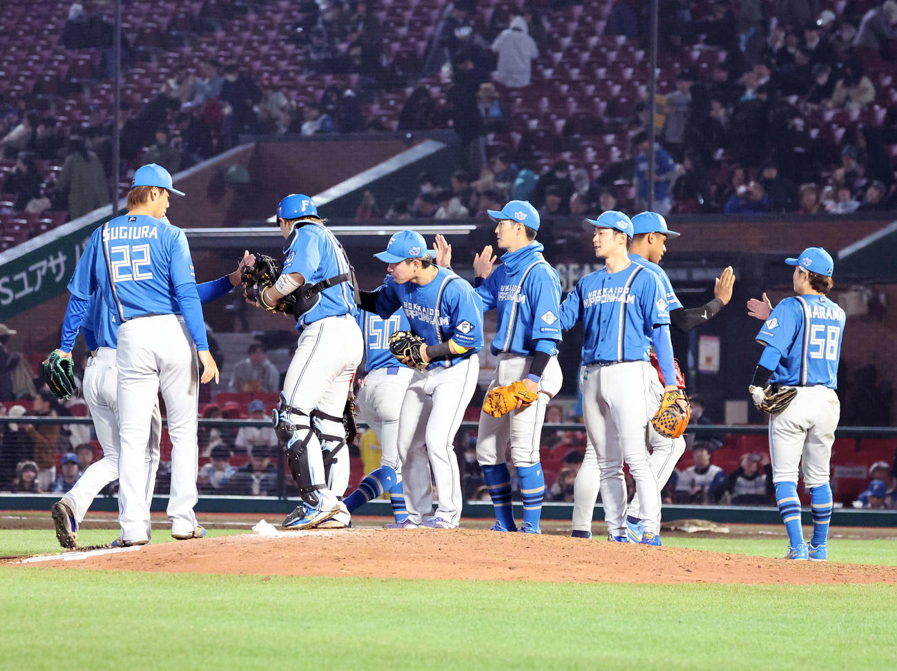 楽天対日本ハム　勝利しマウンドに集まる日本ハムの選手たち（撮影・鈴木正人）　