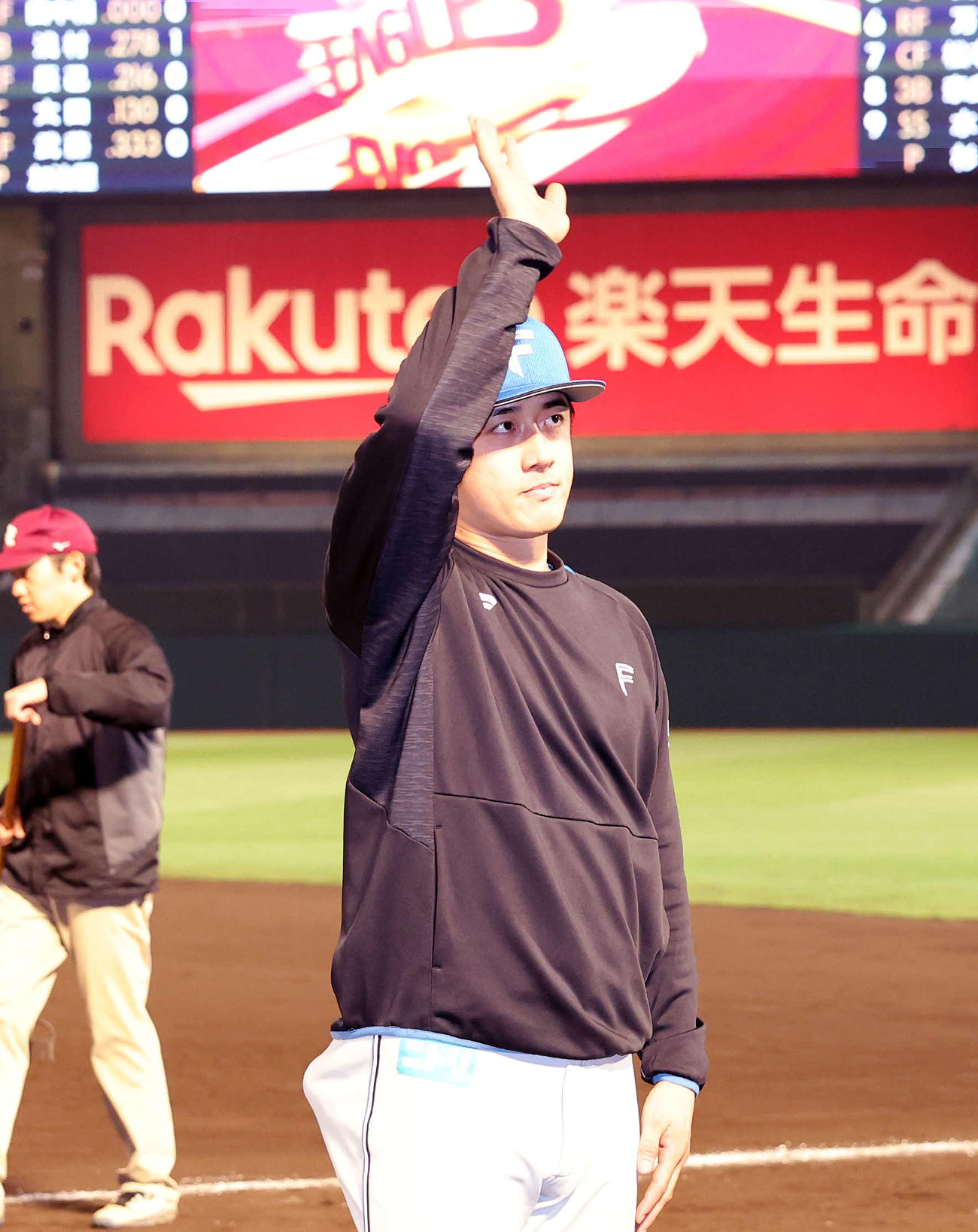 楽天対日本ハム　勝利しファンに手を振る日本ハム北山（撮影・鈴木正人）　