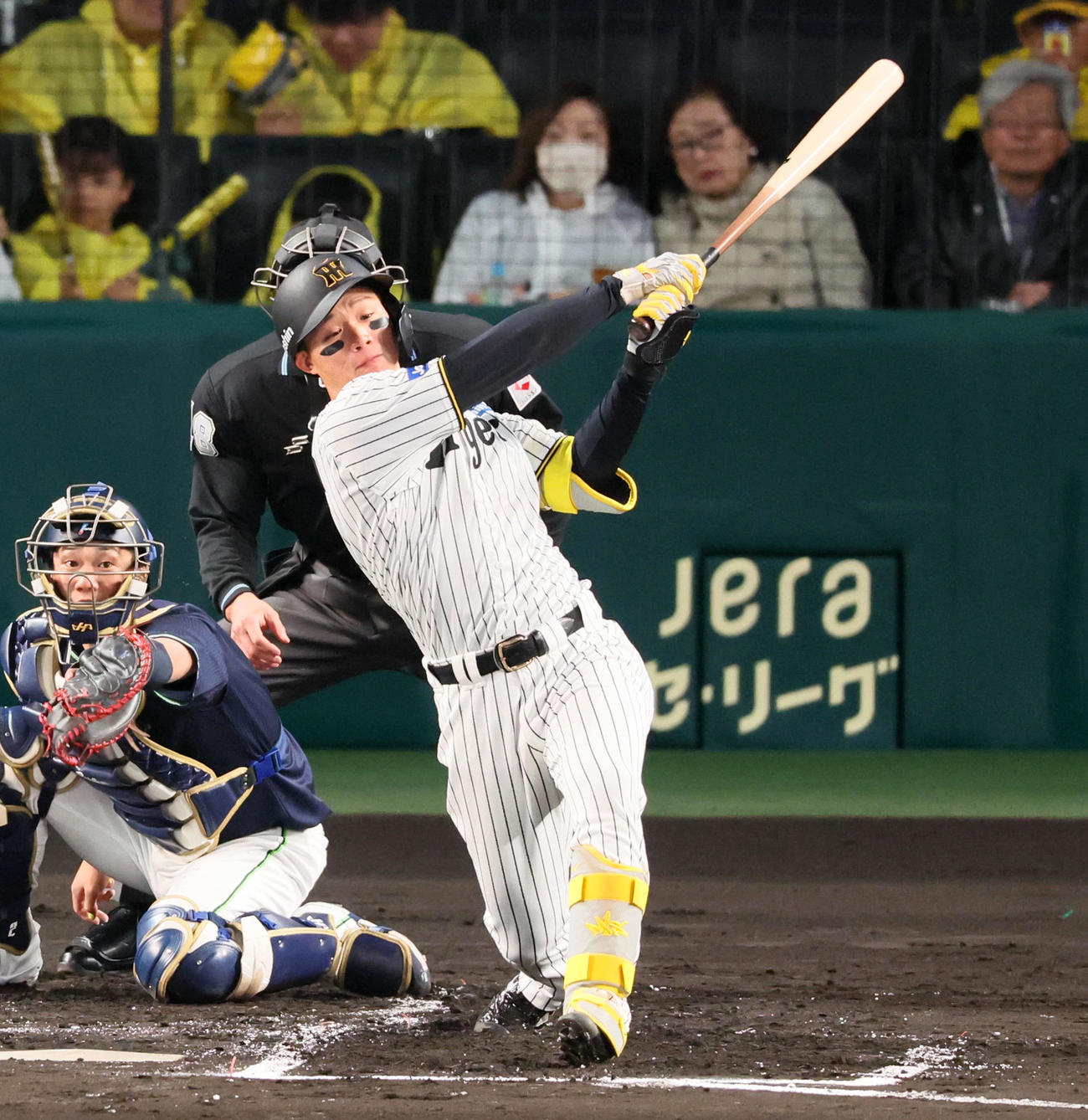 阪神対ヤクルト　1回裏阪神2死一塁、森下は左前打を放つ（撮影・加藤哉）