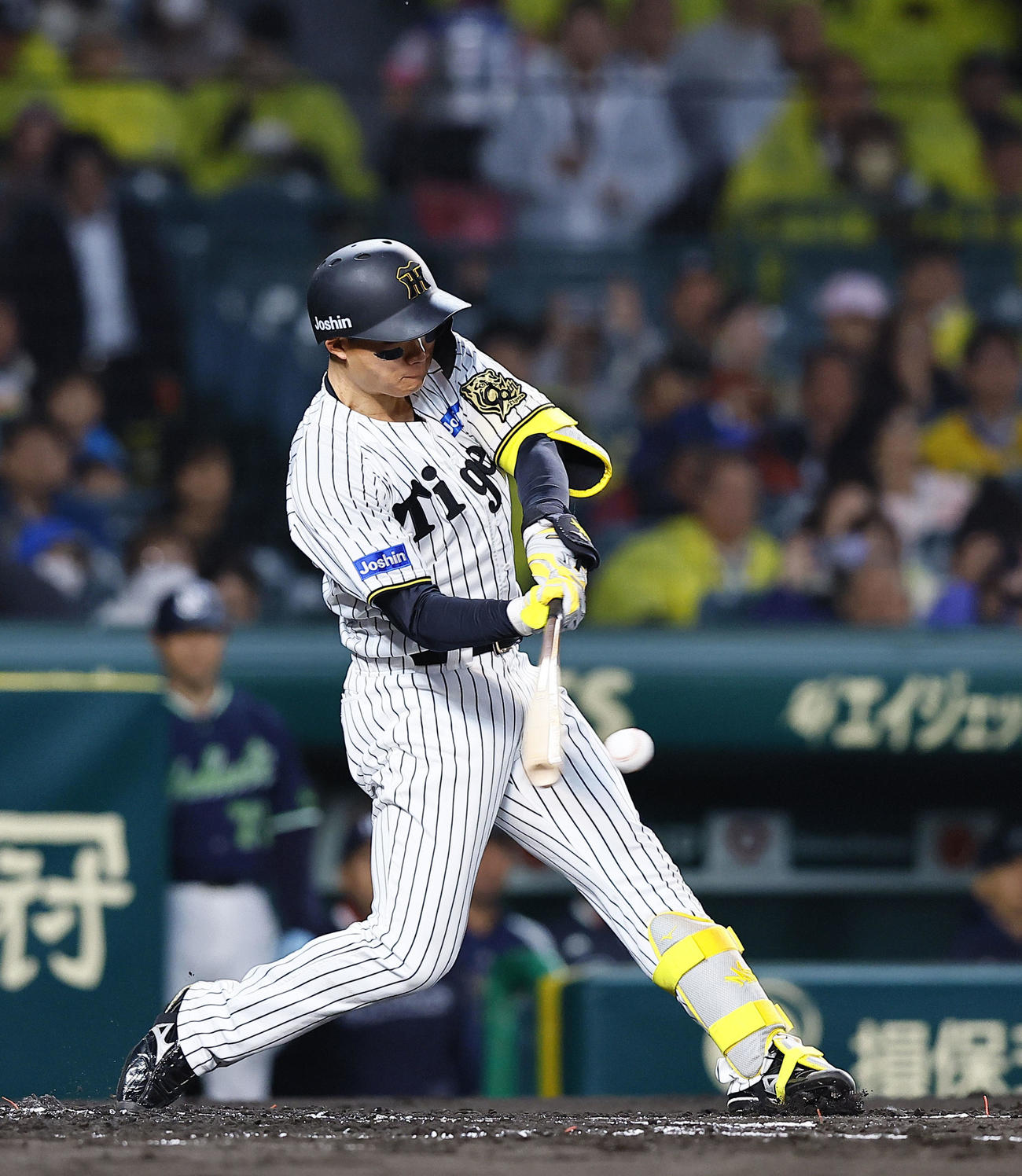 阪神対ヤクルト　1回裏阪神2死一塁、森下は左前打を放つ（撮影・藤尾明華）
