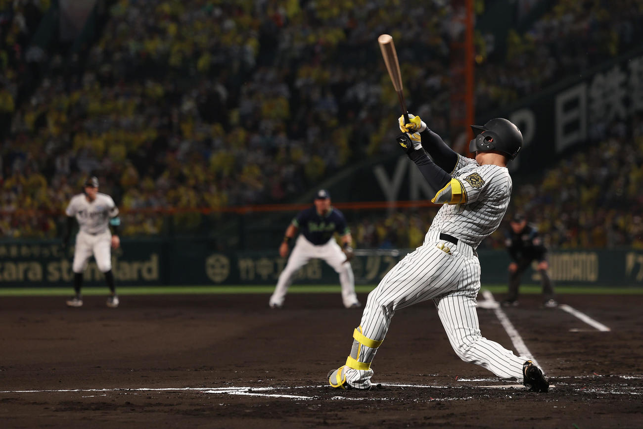 阪神対ヤクルト　1回裏阪神2死一塁、左前打を放つ森下（撮影・前田充）