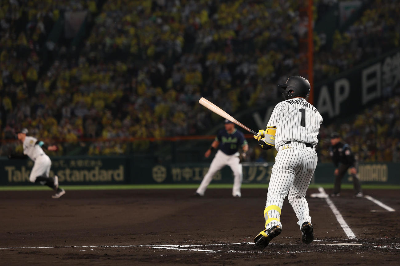 阪神対ヤクルト　1回裏阪神2死一塁、左前打を放つ森下（撮影・前田充）