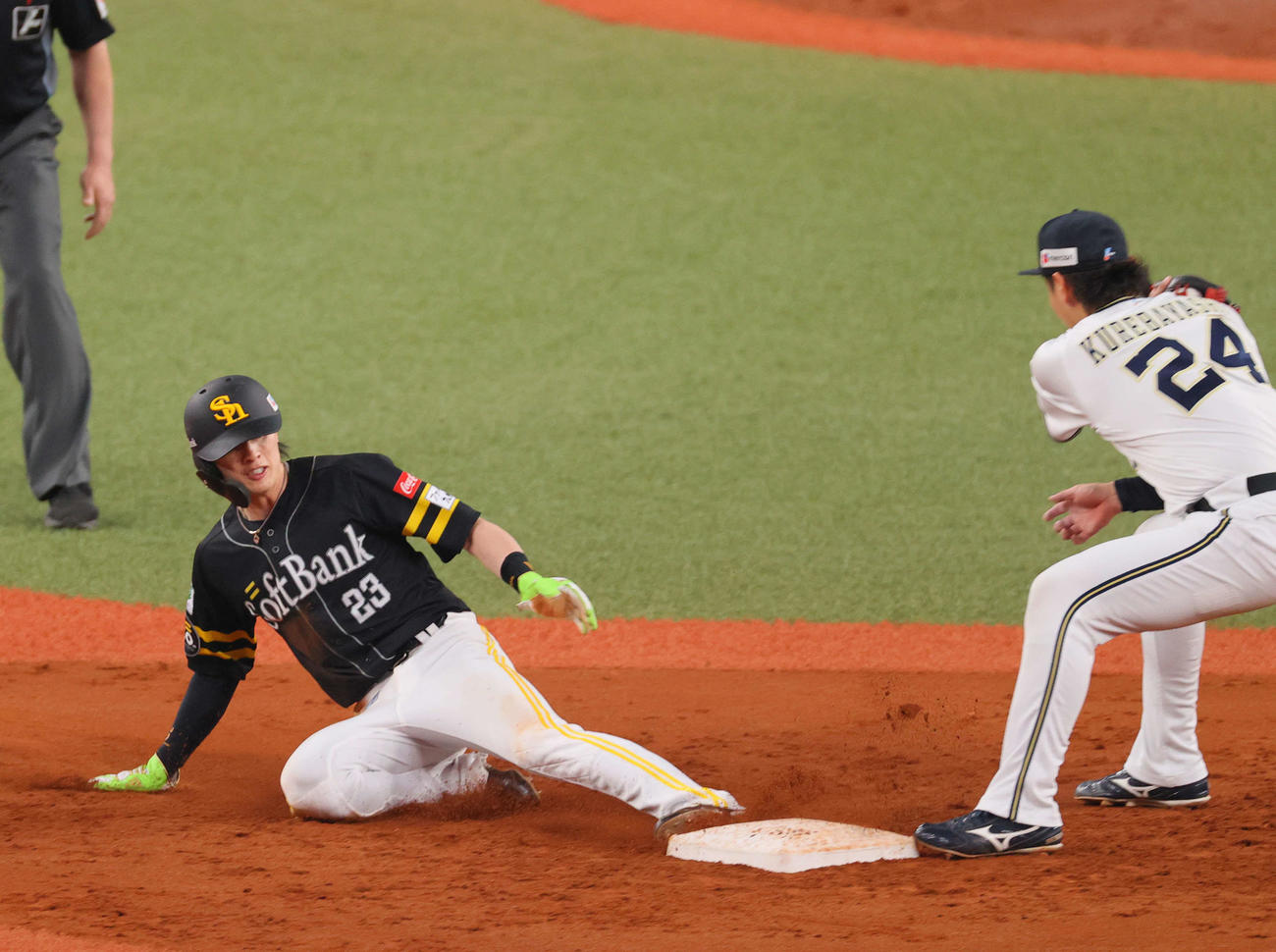 オリックス対ソフトバンク5回表ソフトバンクの選手ら1死一塁、広■（■は瀬のオオガイが刀の下に貝）隆は三振に倒れ一走周東（左）は二盗を決める、遊撃手紅林（撮影・上山淳一）