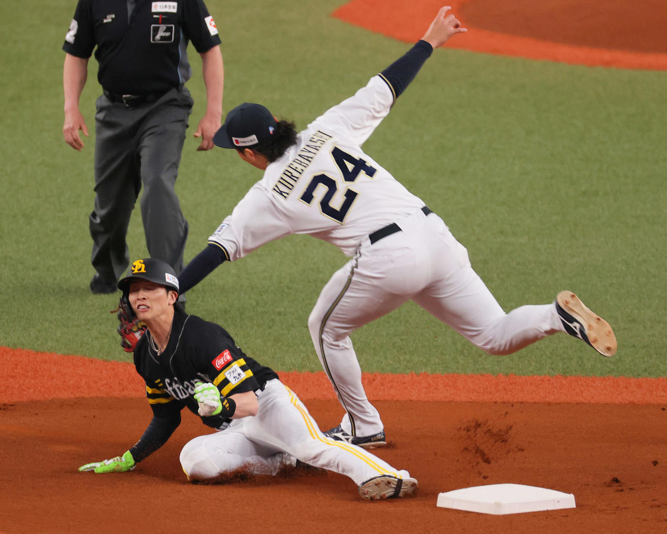 オリックス対ソフトバンク1回表ソフトバンク無死一塁、一走周東は二盗を決める、右は遊撃手紅林（撮影・上山淳一）