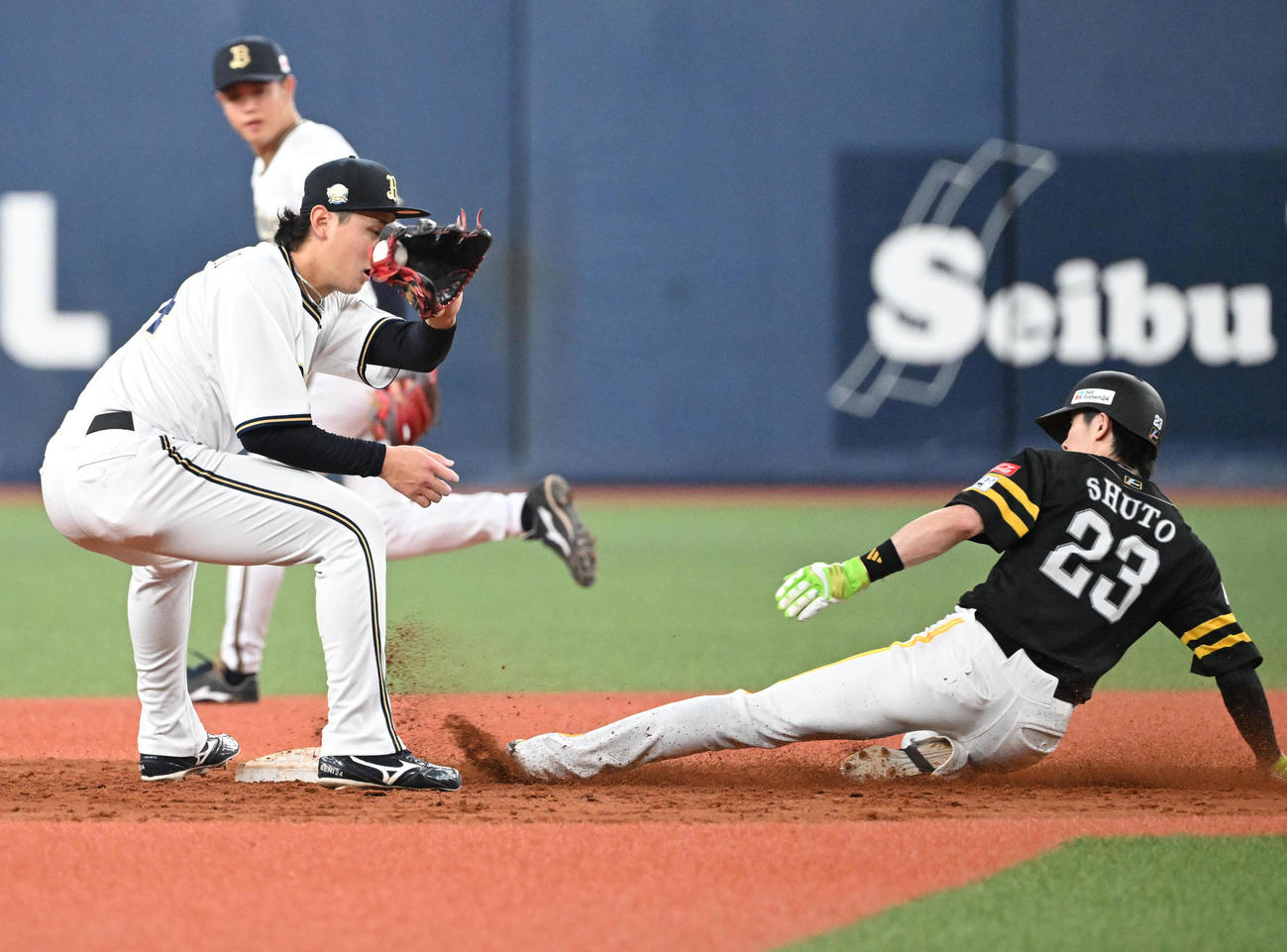 オリックス対ソフトバンク　5回表ソフトバンク2死一塁、二盗に成功する周東（撮影・和賀正仁）