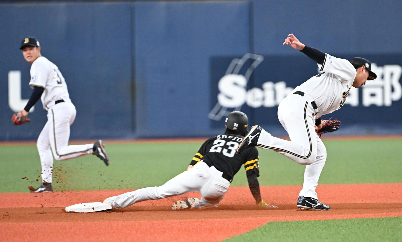 オリックス対ソフトバンク　1回表ソフトバンク無死、二盗に成功する周東（撮影・和賀正仁）