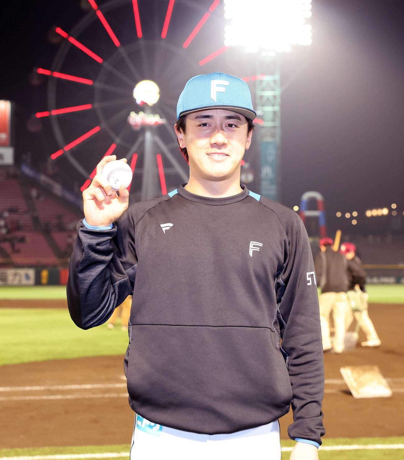 楽天対日本ハム　勝利しウイニングボールを手に笑顔を見せる日本ハム北山（撮影・鈴木正人）　