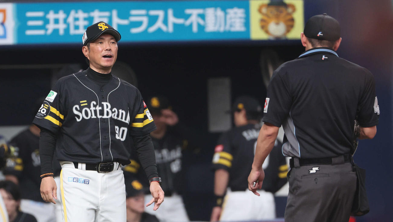 オリックス対ソフトバンク　6回の攻撃を終え、ソフトバンク小久保監督は選手交代を告げる（撮影・西尾就之）