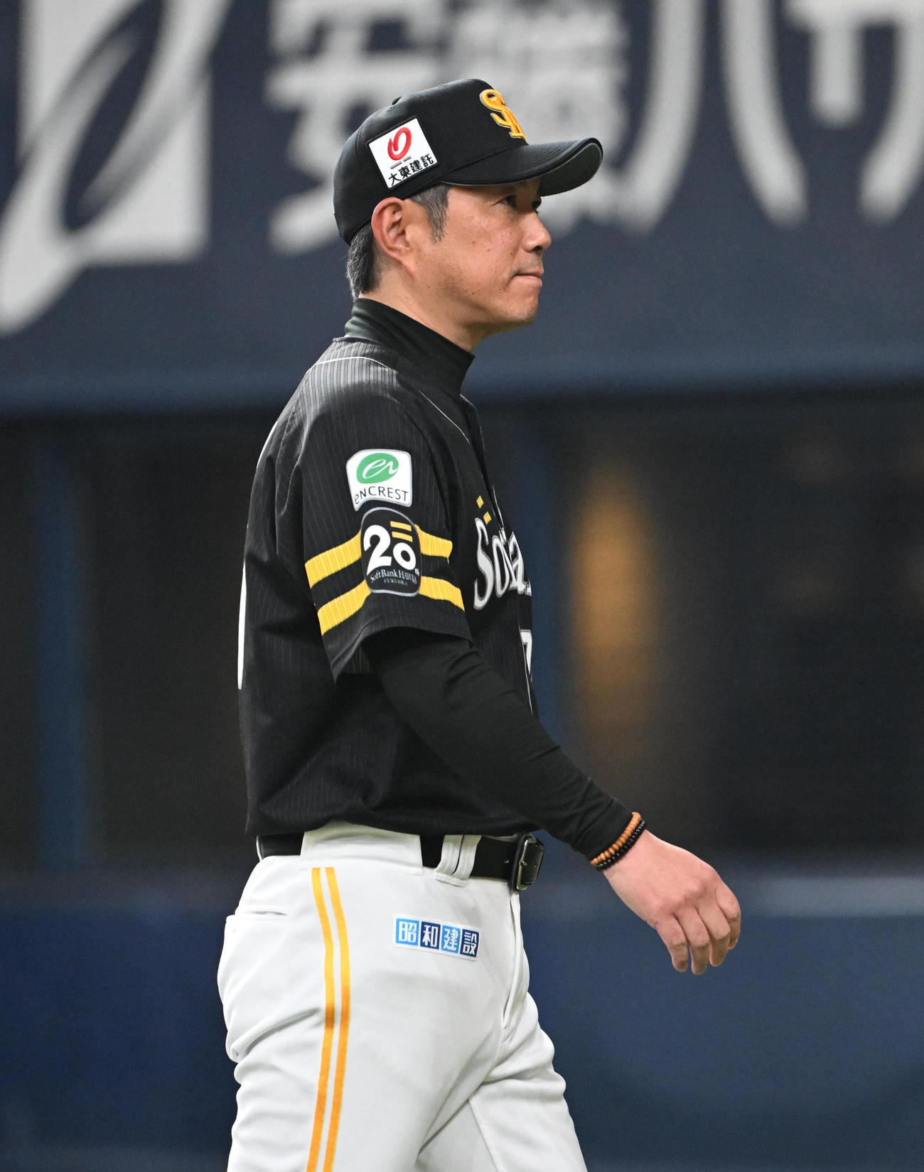 オリックス対ソフトバンク　9回、選手の交代を告げるソフトバンク小久保監督（撮影・和賀正仁）