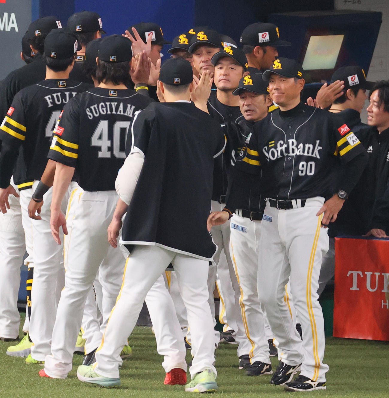 オリックス対ソフトバンク　ソフトバンク小久保監督（右）は引き分けに終わりナインを出迎える（撮影・上山淳一）