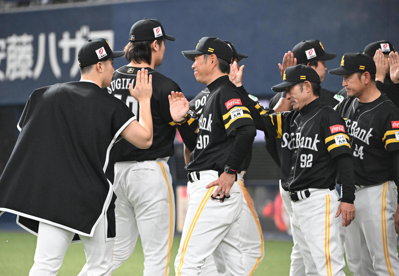 オリックス対ソフトバンク　オリックスと引き分け、ナインとタッチするソフトバンク小久保監督（撮影・和賀正仁）