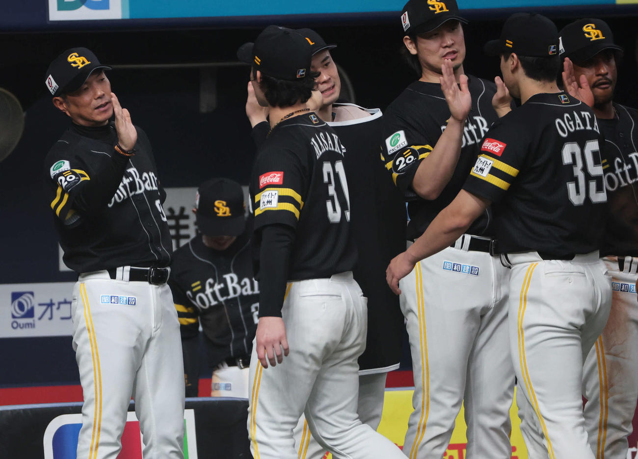 オリックス対ソフトバンク　引き分けに終わりナインを出迎える小久保監督（撮影・西尾就之）