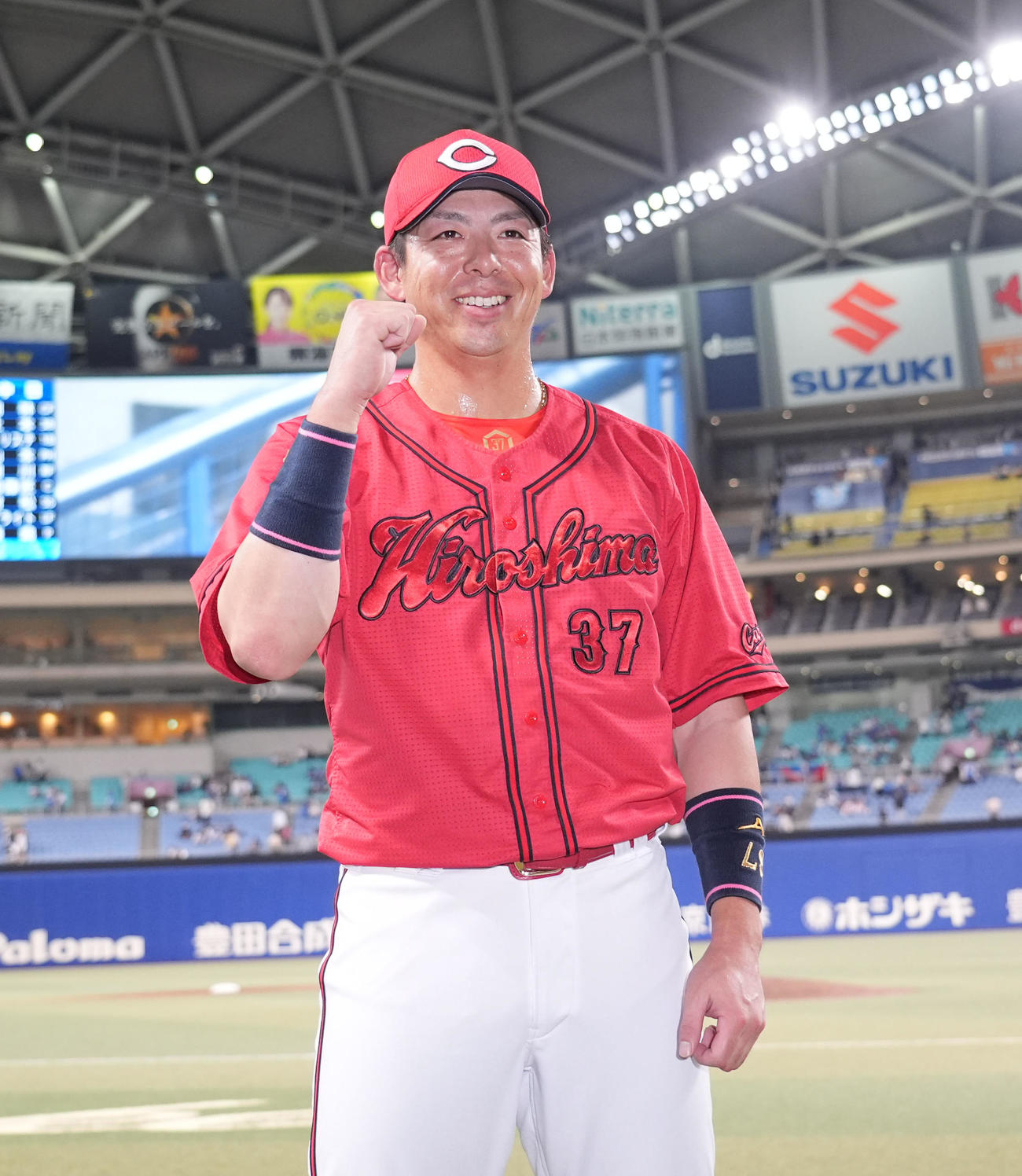 中日対広島　ヒーローインタビューを終えポーズを決める野間（撮影・森本幸一）