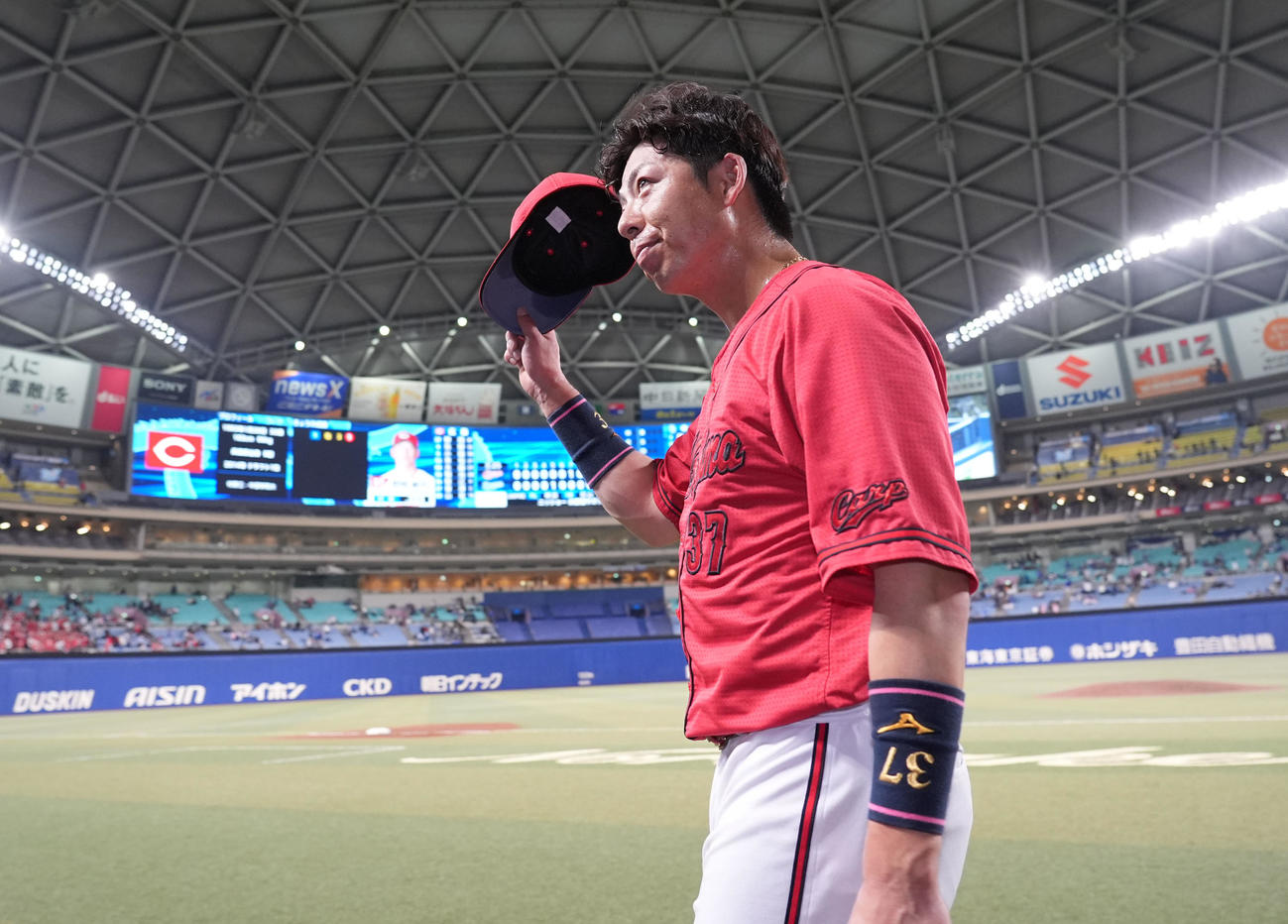 中日対広島　ヒーローインタビューを終えファンの声援に応える野間（撮影・森本幸一）