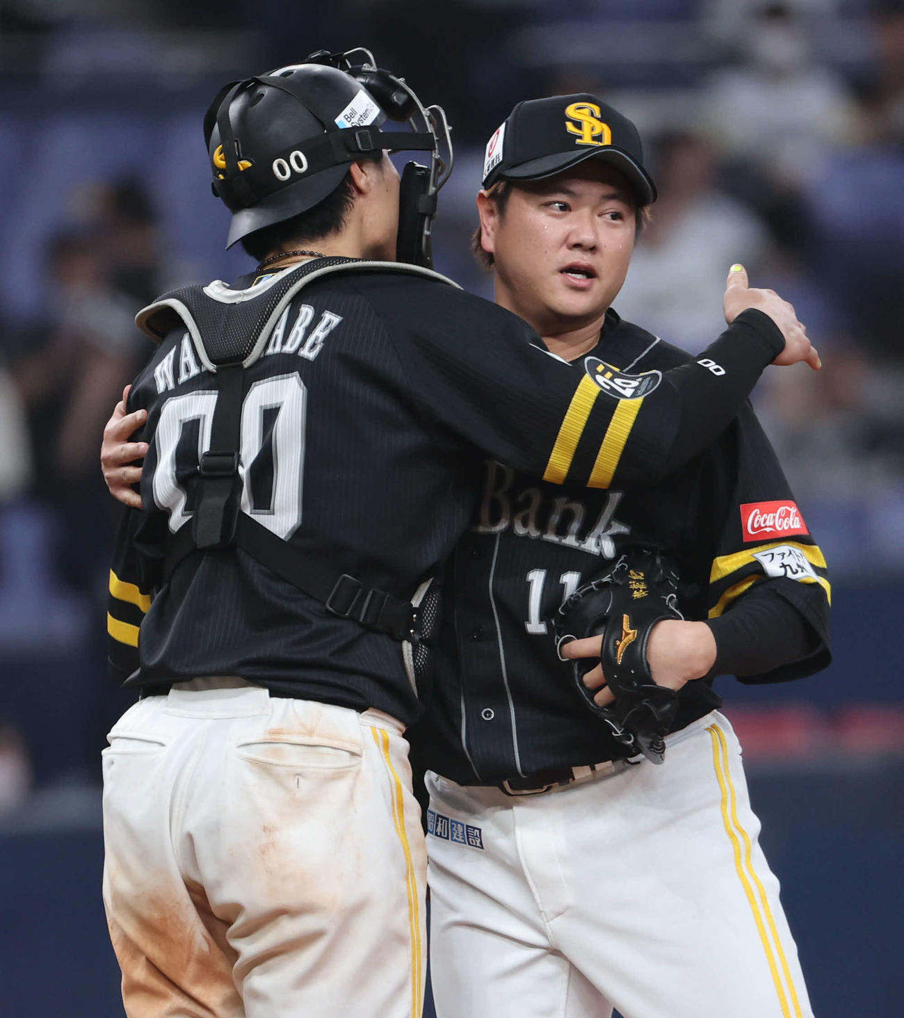オリックス対ソフトバンク　最後を締めたソフトバンク津森（右）は渡辺と労をねぎらう（撮影・西尾就之）