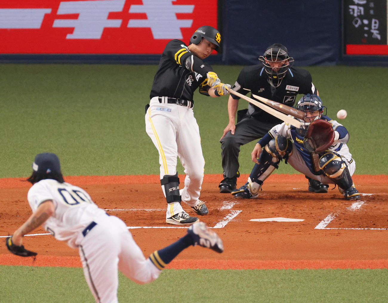 オリックス対ソフトバンク　2回表ソフトバンク1死一、二塁、渡辺はバットを折りながら左前打を放つ（撮影・上山淳一）