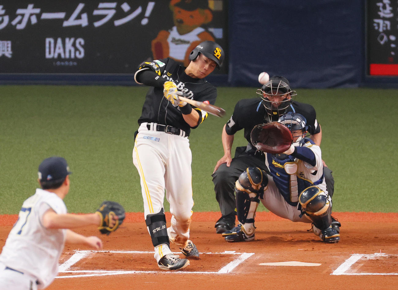 オリックス対ソフトバンク　10回表ソフトバンク無死、渡辺は中前打を放つ（撮影・上山淳一）