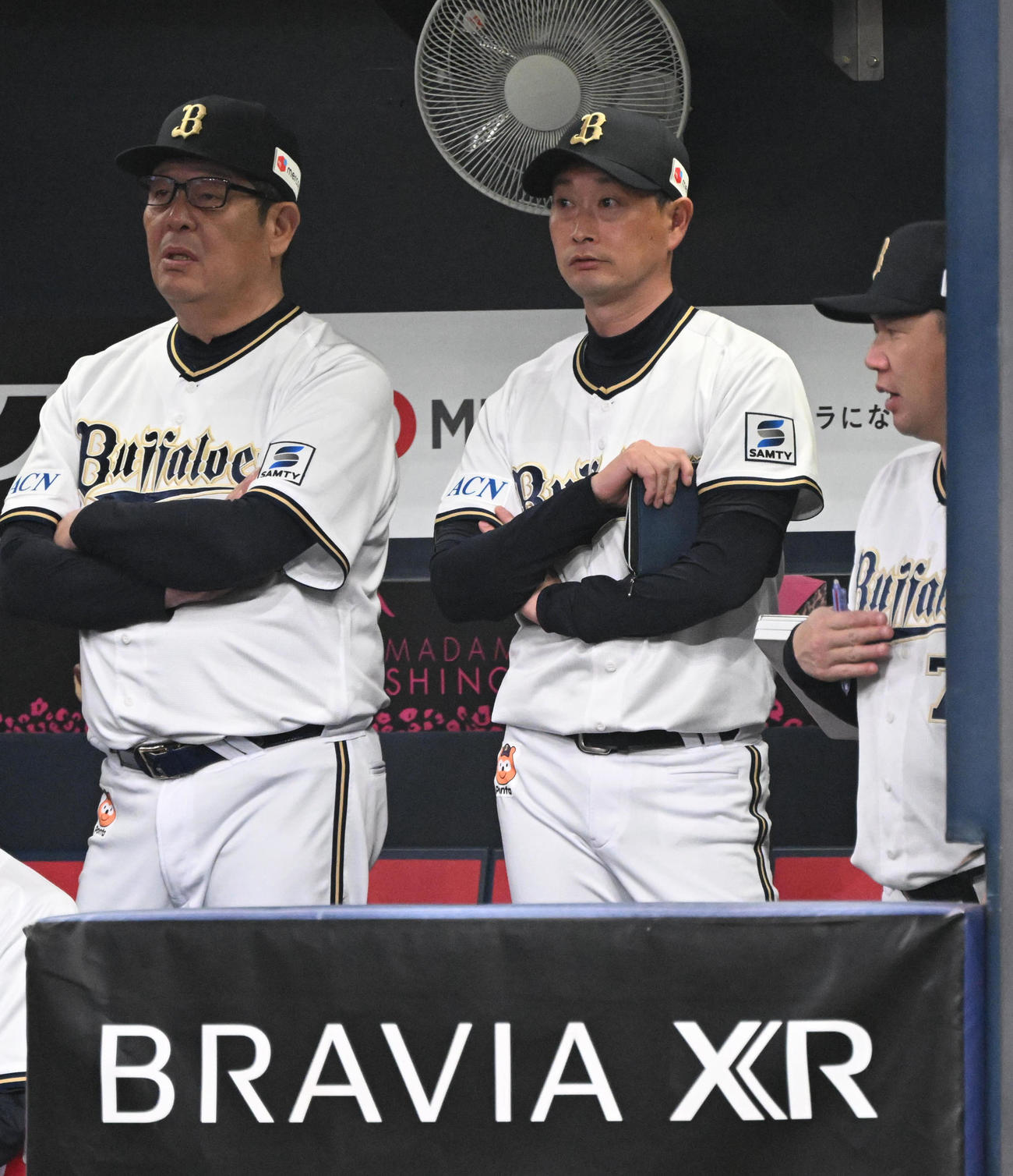 オリックス対ソフトバンク　6回、ベンチから戦況を見るオリックス岸田監督（撮影・和賀正仁）