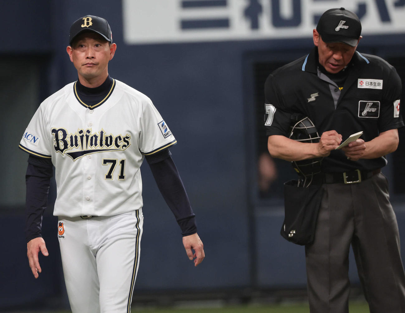 オリックス対ソフトバンク　7回の攻撃を終え、選手交代告げベンチに戻るオリックス岸田監督（撮影・西尾就之）