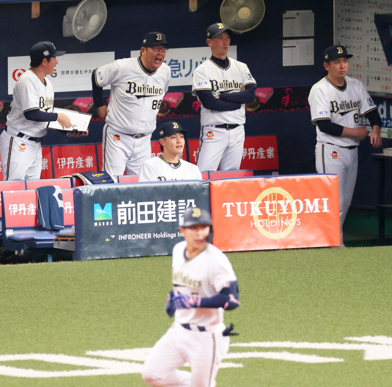 オリックス対ソフトバンク　5回裏オリックス無死、若月（手前）の左越え本塁打に驚く岸田監督（右から2人目）（撮影・上山淳一）