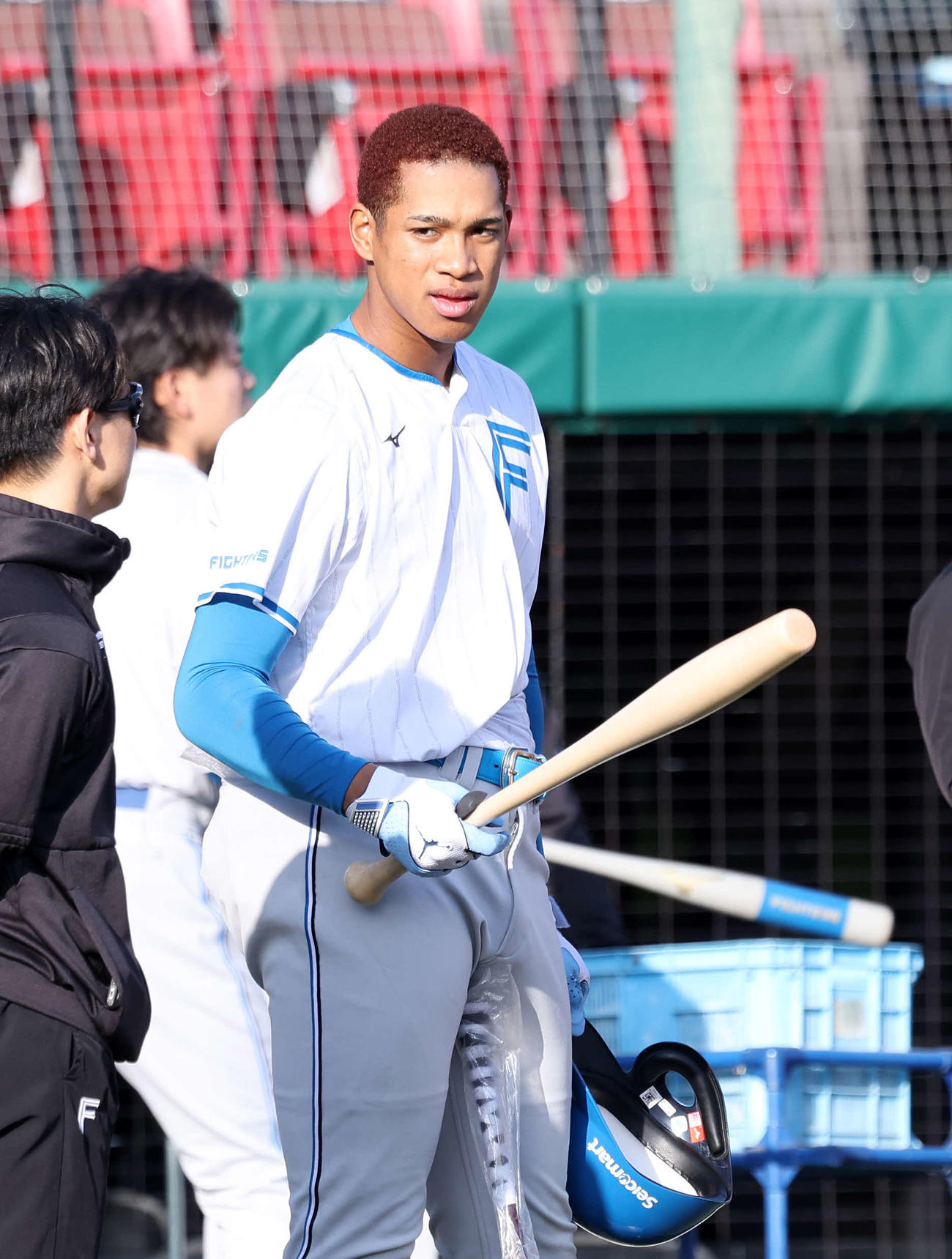 25年4月9日　魚雷バットを持つ日本ハム万波（撮影・鈴木正人）
