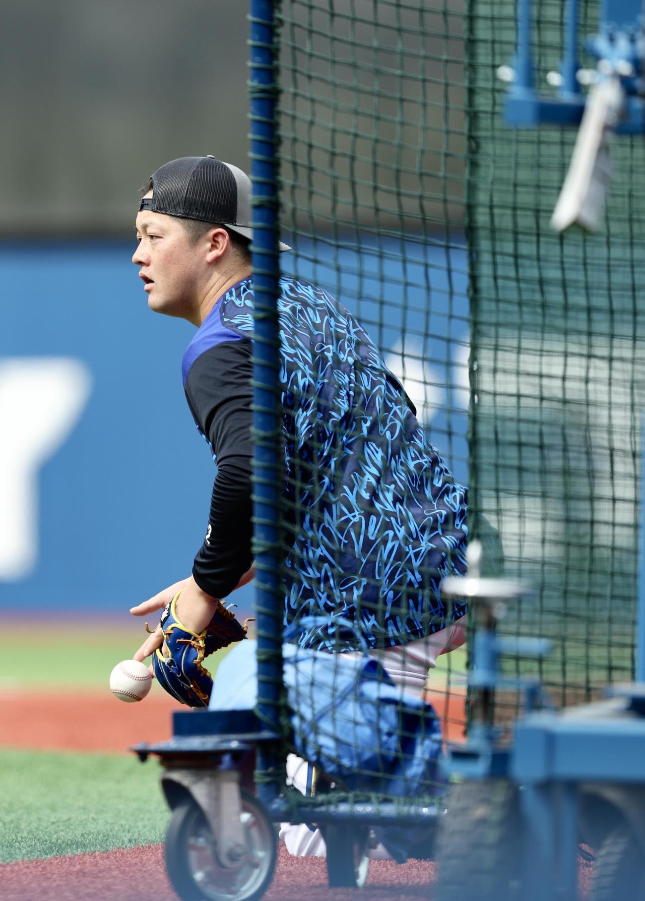試合前、練習に臨むDeNA牧（撮影・河田真司）